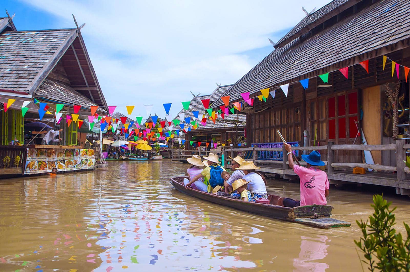 Naik Perahu Mengelilingi Pattaya Floating Market