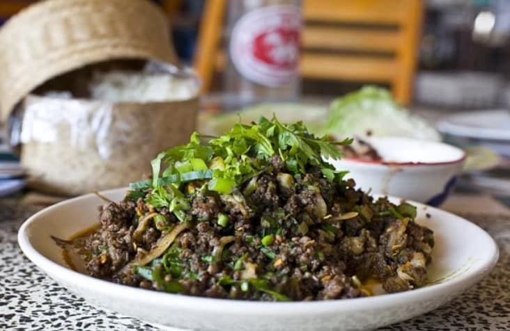 Larb Mote Daeng (Telur Semut Merah)