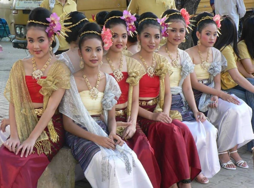 10 Pakaian Tradisional Thailand yang Menggambarkan Budaya Fashion ...