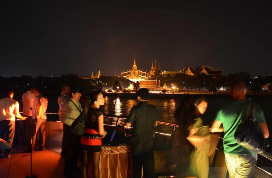 Berlayar dengan Makan Malam & Musik Live