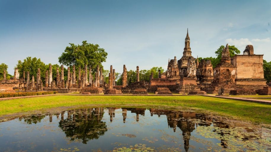 Menguak Misteri Wat Mahathat, Menjelajahi Kedalaman Sejarah dan Spiritual di Jantung Thailand, sumber media.cntraveler.com