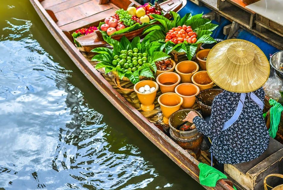 Pasar Apung Menyuguhkan Suasana Budaya Otentik