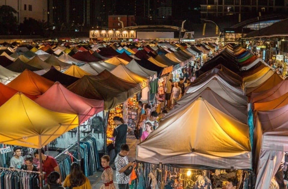 Talad Rot Fai Srinakarin Night market
