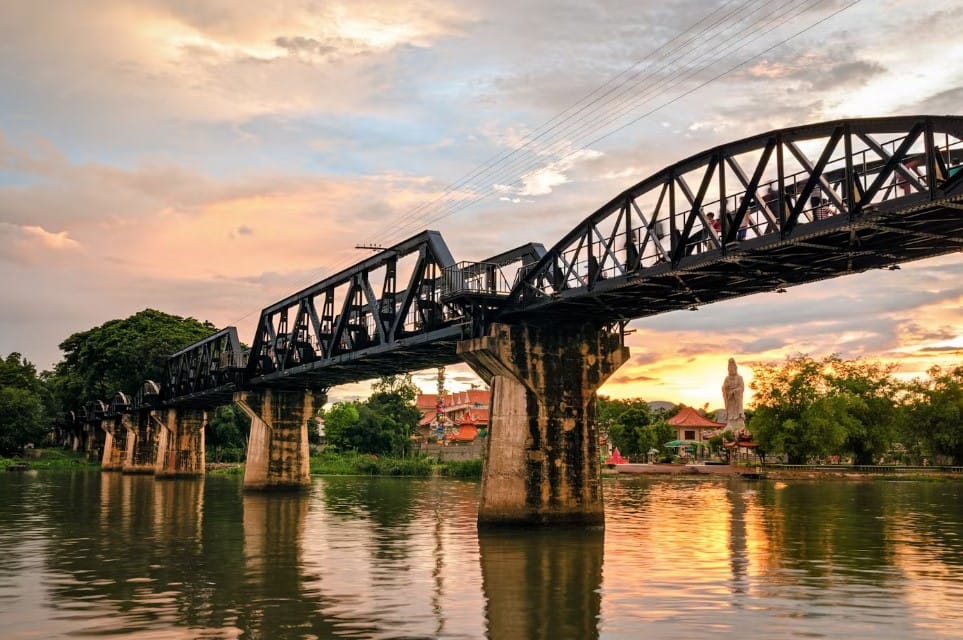 River Kwai Bridge, Menjelajahi Sejarah Kelam dan Pesona Abadi di Kanchanaburi, Thailand, sumber waybird.imgix.net