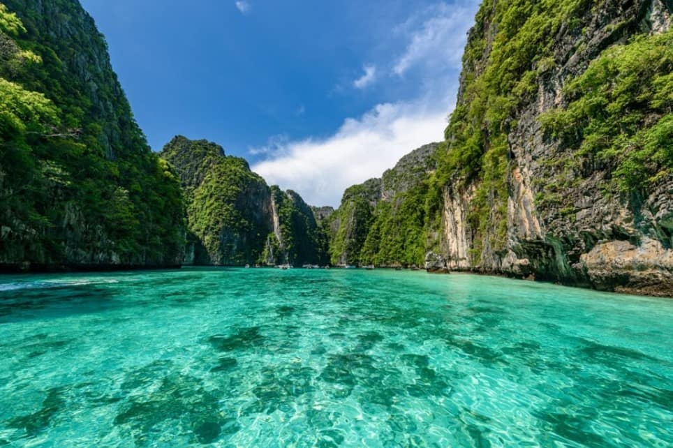 Pesona Tiada Tara di Pantai Karon Phuket, Surga Tersembunyi di Thailand, Foto agoda.com