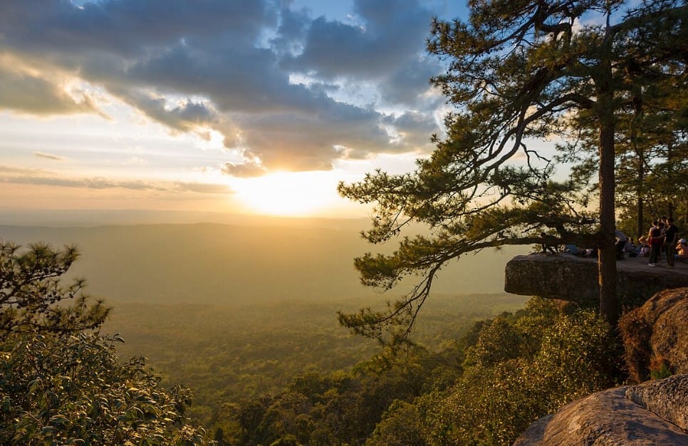 Menjelajahi Keindahan Alam nan Menantang di Phu Kradueng National Park Thailand, Foto wikipedia